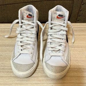 Women’s 6.5 Nike Blazers